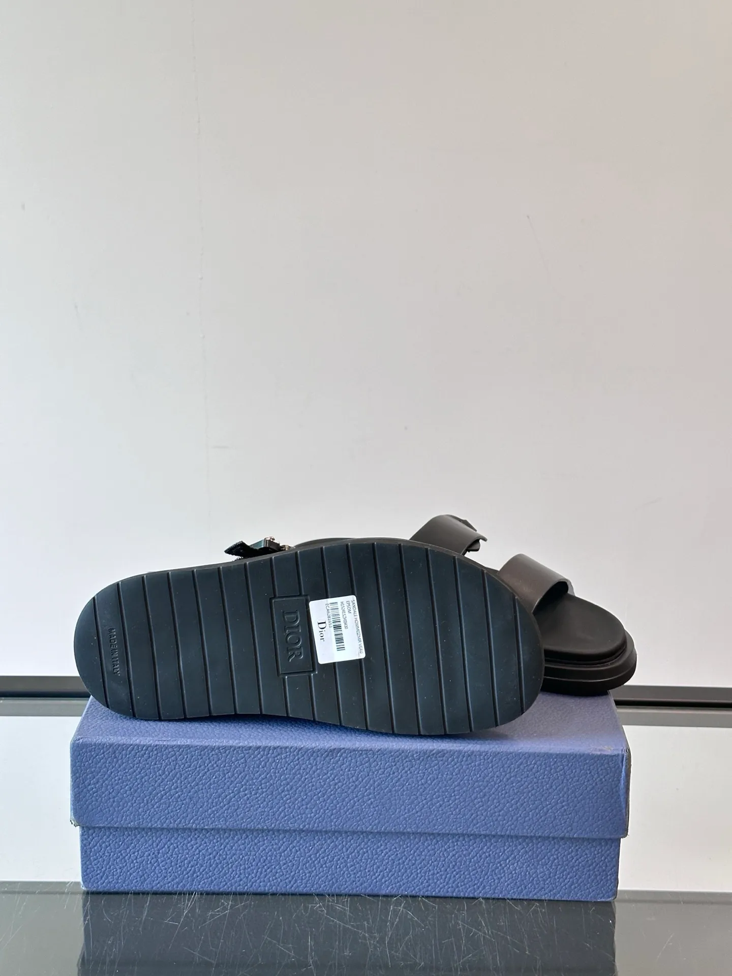 Factory price: 300💰Dior Aqua men's sandals and slippers. Showcasing Dior haute couture design. The Dior gray suede strap is accented with an aluminum Dior buckle for added style. Paired with a comfortable tonal notch sole, they pair easily with shorts or jeans for a sophisticated look. Main body: suede cow leather, technical fabric lining: cow leather, with adjustable straps, aluminum Dior buckle, Dior gray EVA insole, tonal notch rubber outsole splicing structure👌👌 size: 38-44 (45.46 customized)